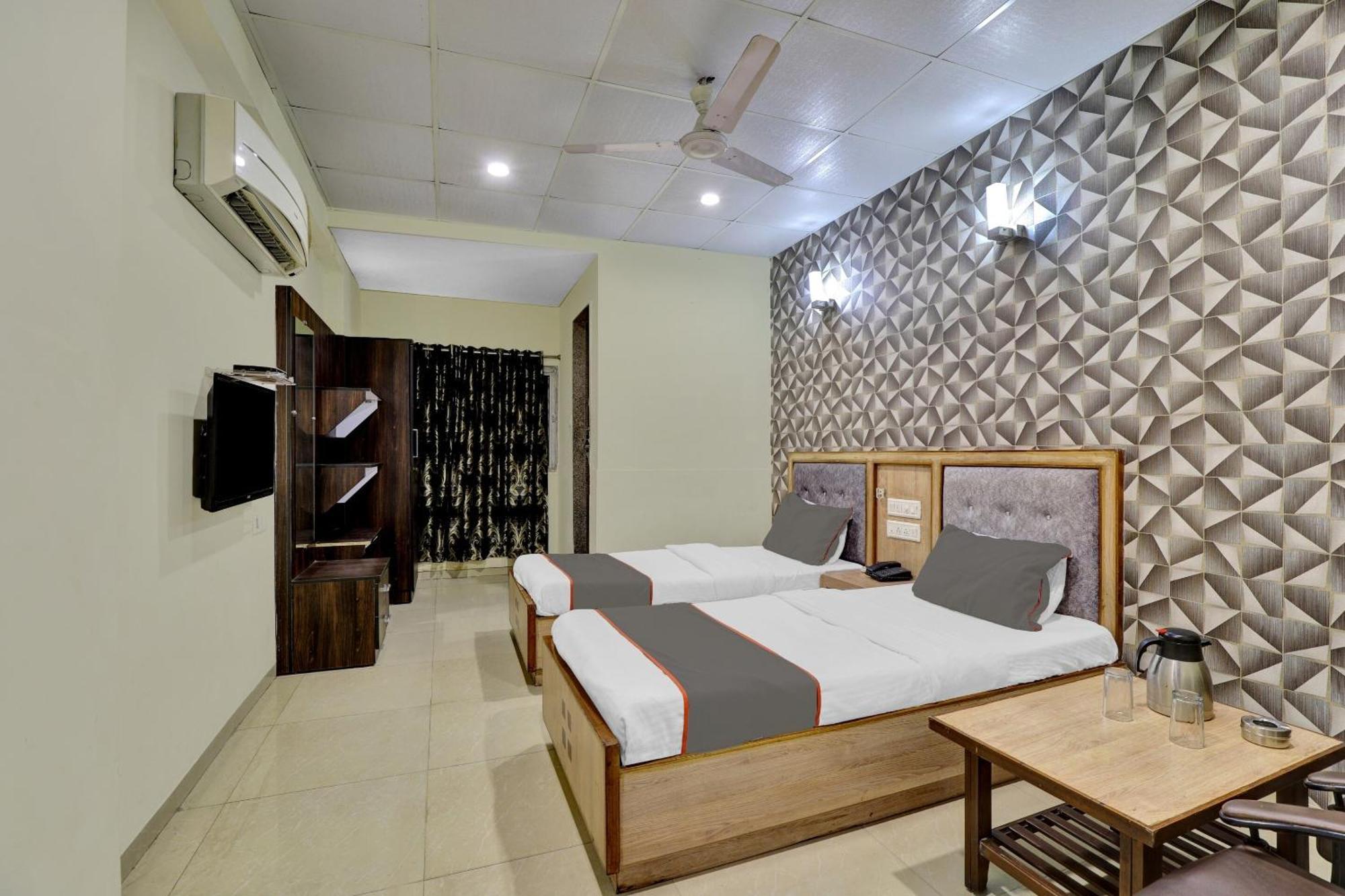 Collection O 82926 Hotel Royal Plaza Ahmedabad Exterior foto